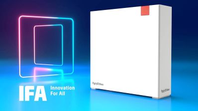 Router FRITZ!Box blanco junto al logotipo de la feria tecnológica IFA sobre un fondo azul con luces de neón.