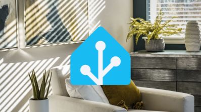 Logotipo de Home Assistant sobre el salón de una vivienda con luz natural a través de una persiana.