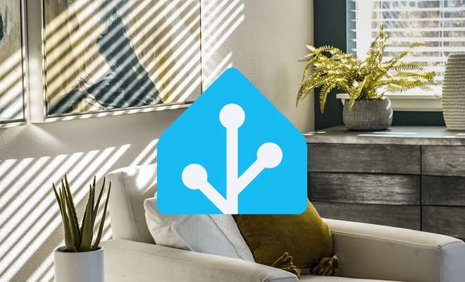 Logotipo de Home Assistant sobre el salón de una vivienda con luz natural a través de una persiana.