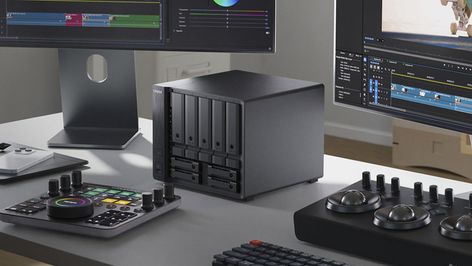 Servidor NAS QNAP TS-h966TX en un escritorio de edición de vídeo entre monitores y consolas de control.