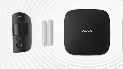 Panel de control central Ajax acompañado de un sensor de movimiento y contactos magnéticos para puertas y ventanas sobre fondo blanco con ondas.