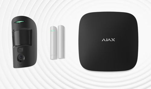 Panel de control central Ajax acompañado de un sensor de movimiento y contactos magnéticos para puertas y ventanas sobre fondo blanco con ondas.