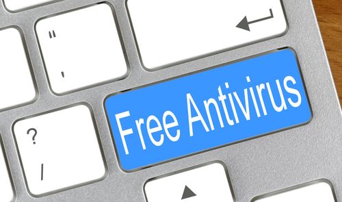 Primer plano de un teclado de ordenador con una tecla azul que muestra el texto Free Antivirus.