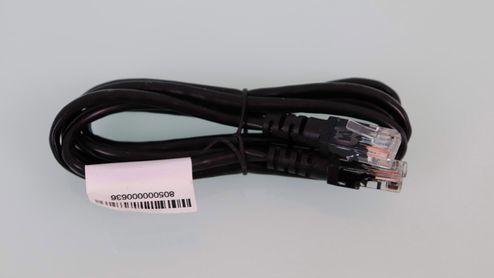 Cable Ethernet negro enrollado con conectores RJ45 y etiqueta blanca de código de barras.