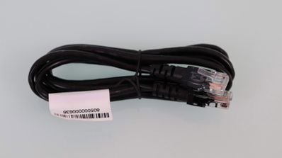 Cable Ethernet negro enrollado con conectores RJ45 y etiqueta blanca de código de barras.