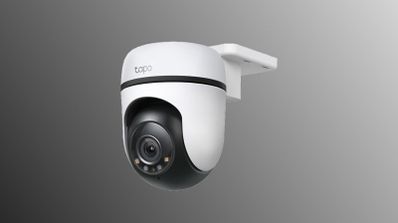 Cámara de vigilancia TP-Link Tapo con diseño esférico en color blanco y negro para montaje en pared.