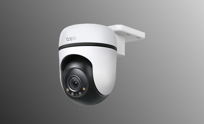Cámara de vigilancia TP-Link Tapo con diseño esférico en color blanco y negro para montaje en pared.