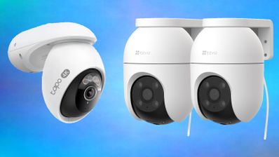 Tres cámaras de seguridad de color blanco para exterior, una de la marca Tapo y dos de EZVIZ, sobre un fondo azul difuminado.