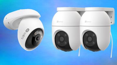 Tres cámaras de seguridad de color blanco para exterior, una de la marca Tapo y dos de EZVIZ, sobre un fondo azul difuminado.