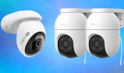 Tres cámaras de seguridad de color blanco para exterior, una de la marca Tapo y dos de EZVIZ, sobre un fondo azul difuminado.