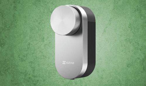 Cerradura inteligente EZVIZ de color plateado con pomo circular sobre fondo verde.