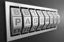 Mecanismo de combinación metálico con rodillos que forman la palabra PASSWORD.