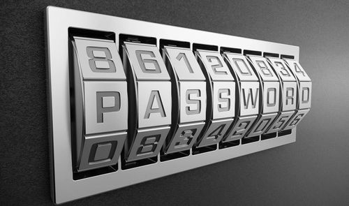 Mecanismo de combinación metálico con rodillos que forman la palabra PASSWORD.