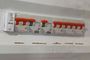 Cuadro eléctrico doméstico con magnetotérmicos y un dispositivo Shelly Pro de control inteligente instalado en carril DIN.