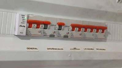 Cuadro eléctrico doméstico con magnetotérmicos y un dispositivo Shelly Pro de control inteligente instalado en carril DIN.