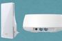 Extensor de red inalámbrico vertical y nodo de sistema Wi-Fi de color blanco sobre fondo azul.