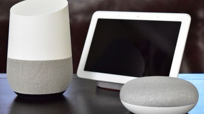 Tres dispositivos domésticos inteligentes de diferentes tamaños y formatos en color blanco y gris.