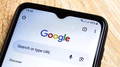 Primer plano de un smartphone mostrando la página de inicio del buscador de Google en el navegador.