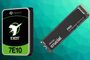 Disco duro Seagate Exos 7E10 y unidad SSD Crucial P510 sobre fondo geométrico verde.