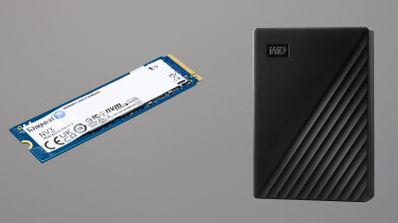 Comparativa visual entre una unidad SSD NVMe de Kingston y un disco duro externo WD sobre fondo gris.