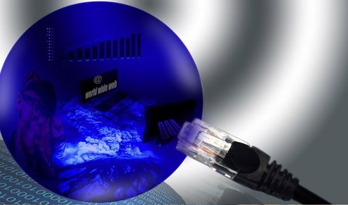 Conector de cable de red ethernet junto a una esfera azul con gráficos digitales.