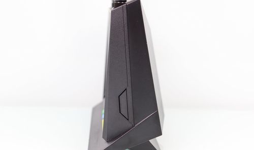 Perfil lateral de un router ASUS RT-AX86U de color negro con diseño vertical y anguloso.