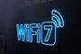 Logotipo de WiFi 7 iluminado en color azul neón sobre una superficie oscura.
