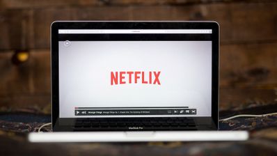 Interfaz de reproducción de Netflix abierta en la pantalla de un ordenador portátil MacBook Pro.