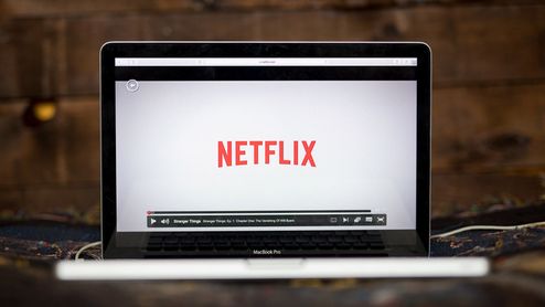 Interfaz de reproducción de Netflix abierta en la pantalla de un ordenador portátil MacBook Pro.