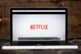 Interfaz de reproducción de Netflix abierta en la pantalla de un ordenador portátil MacBook Pro.