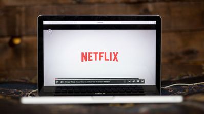 Interfaz de reproducción de Netflix abierta en la pantalla de un ordenador portátil MacBook Pro.