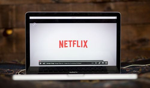 Interfaz de reproducción de Netflix abierta en la pantalla de un ordenador portátil MacBook Pro.