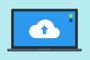 Ilustración de un ordenador portátil con un icono de nube y una flecha de subida en la pantalla sobre un fondo azul claro.