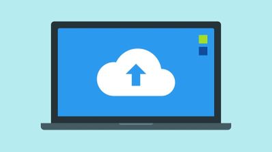 Ilustración de un ordenador portátil con un icono de nube y una flecha de subida en la pantalla sobre un fondo azul claro.
