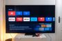 Televisor inteligente mostrando el menú de inicio con aplicaciones de streaming y servicios por internet.