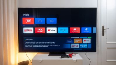 Televisor inteligente mostrando el menú de inicio con aplicaciones de streaming y servicios por internet.