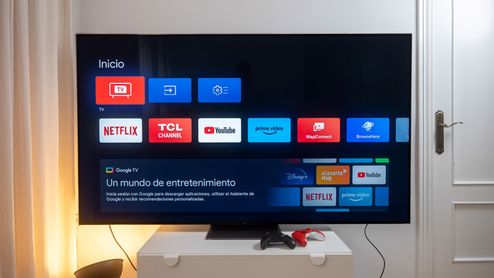 Televisor inteligente mostrando el menú de inicio con aplicaciones de streaming y servicios por internet.