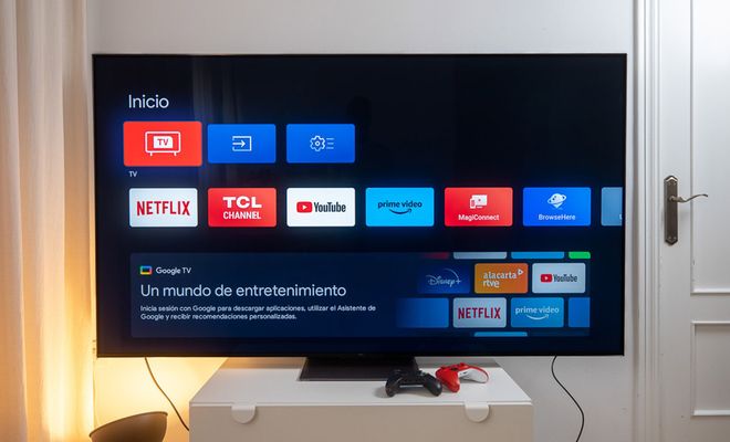 Televisor inteligente mostrando el menú de inicio con aplicaciones de streaming y servicios por internet.