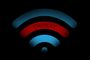 Icono de señal Wi-Fi sobre fondo negro con una de sus ondas en color rojo y la palabra Threat escrita.