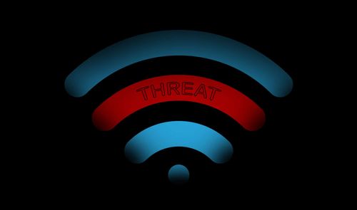 Icono de señal Wi-Fi sobre fondo negro con una de sus ondas en color rojo y la palabra Threat escrita.