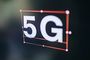 Logotipo de la tecnología 5G sobre fondo oscuro con líneas de diseño digitales.
