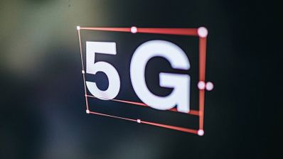Logotipo de la tecnología 5G sobre fondo oscuro con líneas de diseño digitales.