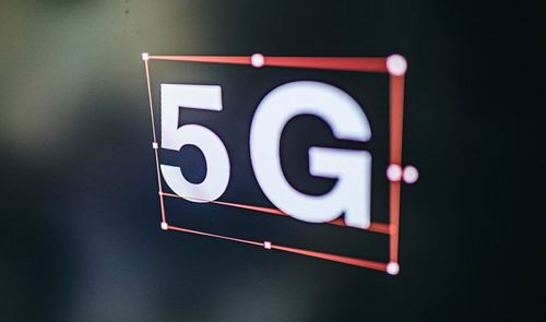 Logotipo de la tecnología 5G sobre fondo oscuro con líneas de diseño digitales.