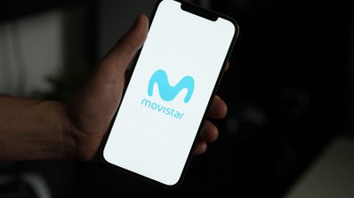 Logotipo de Movistar en la pantalla de un smartphone, simbolizando el acceso a servicios y configuraciones de red