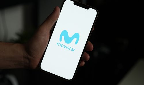 Logotipo de Movistar en la pantalla de un smartphone, simbolizando el acceso a servicios y configuraciones de red