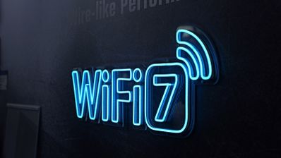 Logotipo de WiFi 7 iluminado en color azul sobre una superficie oscura.