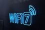 Logotipo de WiFi 7 iluminado en color azul sobre una superficie oscura.