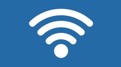 Icono de señal Wi-Fi de color blanco sobre un fondo azul plano.
