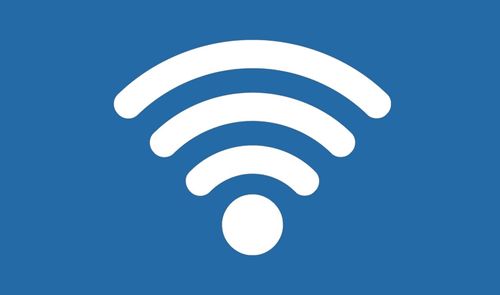 Icono de señal Wi-Fi de color blanco sobre un fondo azul plano.