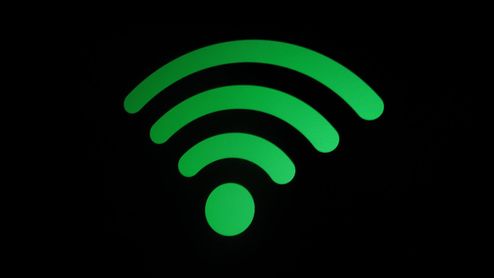 Icono de señal Wi-Fi de color verde sobre un fondo negro.